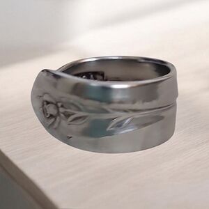Superior Stainless Steel Floral Engraved Ring 8.5